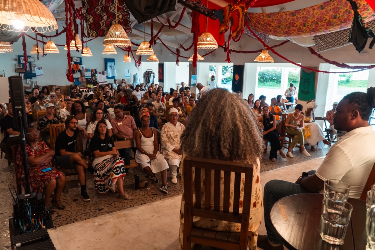 Mediadora apresentando ao palco principal, plateia lotada
